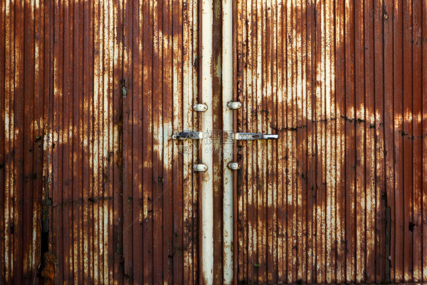 一个仓库的大生锈的门墙纸的图片