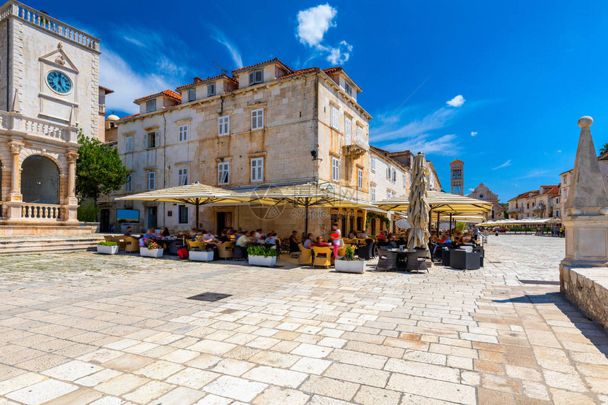 在古老的中世纪小镇赫瓦尔的主要广场赫瓦尔是克罗地亚夏季最受欢迎的旅游目的地之一克罗地亚达尔马提亚赫瓦尔镇中央Pj图片