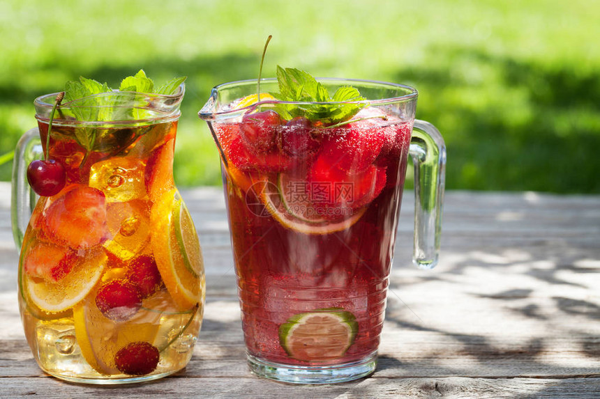 自制柠檬水或桑格利亚汽酒配夏季水果和浆果户外的为您的图片