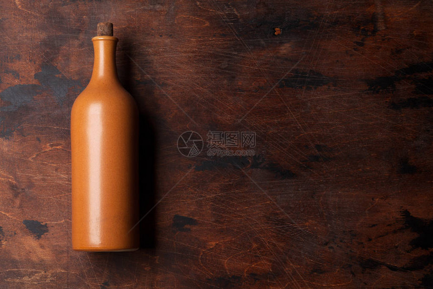 木桌上的老式陶瓷酒瓶图片