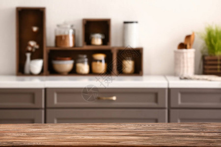 现代厨房的木桌图片