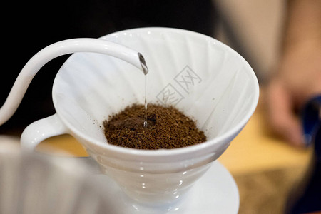 利用过滤器在地面咖啡上倒水来泡咖啡图片