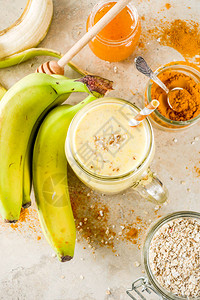 健康的早餐零食甜点美味的冰淇淋鸡尾酒加香蕉燕麦蜂蜜和松软图片