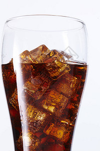 一杯加冰块的冷可乐特写图片