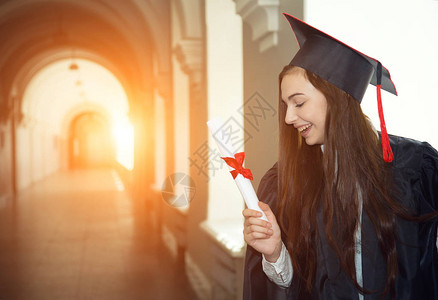 在大学毕业日快乐的年轻女子教育与人图片