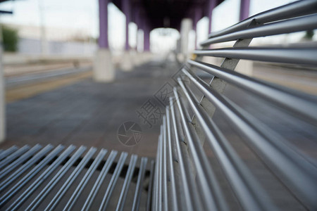 空荡的火车站空荡的站台上的铁椅或长凳背景图片