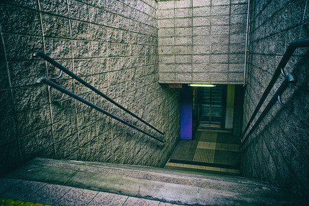 通往街道的地下通道楼梯地下交叉口图片