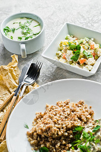 布菲特餐厅菜单选项牛肉斯特罗干诺夫绿色沙拉和鸡汤灰色背景图片
