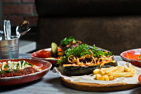餐桌上有美味热狗烧烤猪排牛排卡马拉面糊和螃蟹沙拉菜单的侧边视背景图片