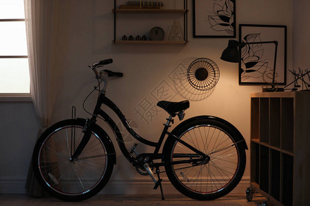 现代自行车的时装房图片