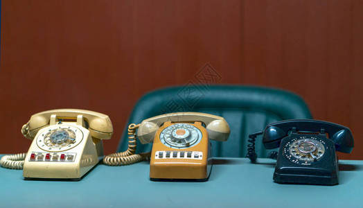 旧的固定电话在办公桌上图片
