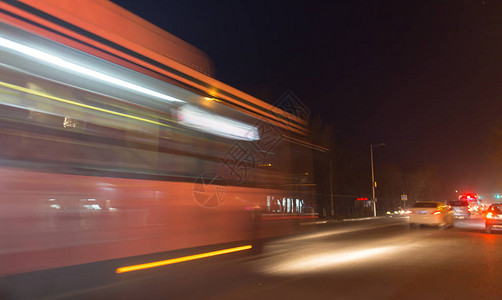 夜间行驶的公共汽车的痕迹图片