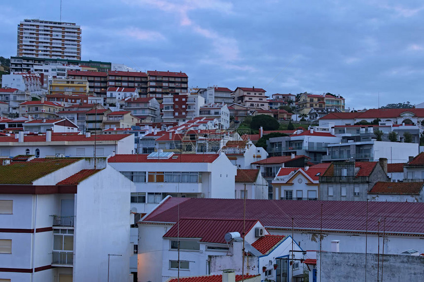 葡萄牙纳扎尔度假胜地Nazare古老建筑的红色瓷砖屋顶景色令人触目惊心图片