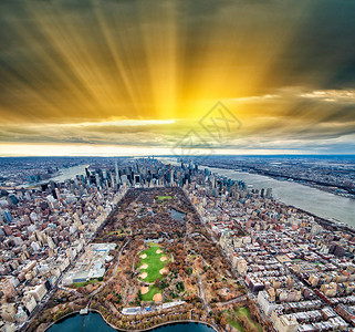从纽约市日落时的直升机上从宽角空中观察曼哈顿中图片