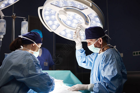 手术期间设置外科照灯的成熟图片