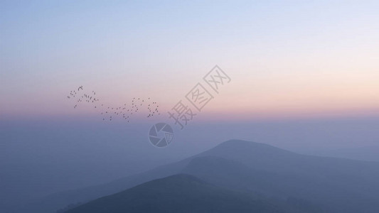 美丽的冬季日出风景图像英国峰区大海脊的景象鸟儿图片