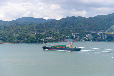 香港市维多利亚港集装箱货船的物流和运输图片