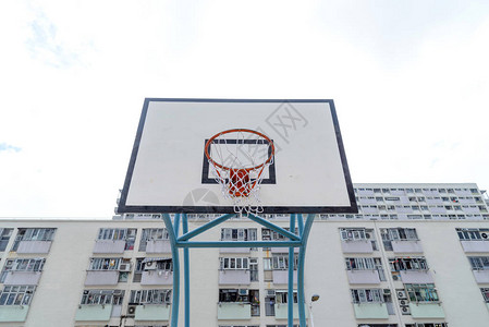 阴天户外篮球架运动概念图片