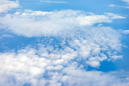 从飞机窗口看云和天空图片