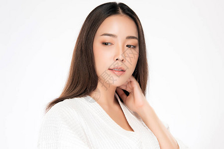 美丽的年轻亚洲女人与干净清新的皮肤看起来女孩美容面部护理脸部护理美容图片