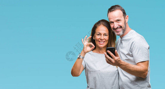 中年黑皮人情侣在智能手机或孤立背景上发短信图片