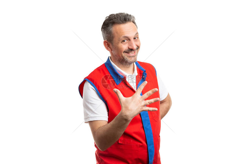在大卖场或超市工作的友好男人举起五根手指作为第五个概念图片