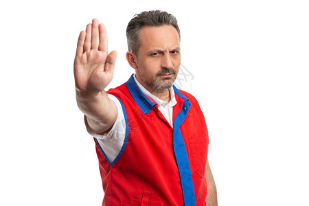 男商店经理或超市雇员持有棕榈作为停止手势图片