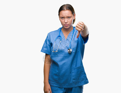 年轻的白人医生女人穿着医疗制服图片