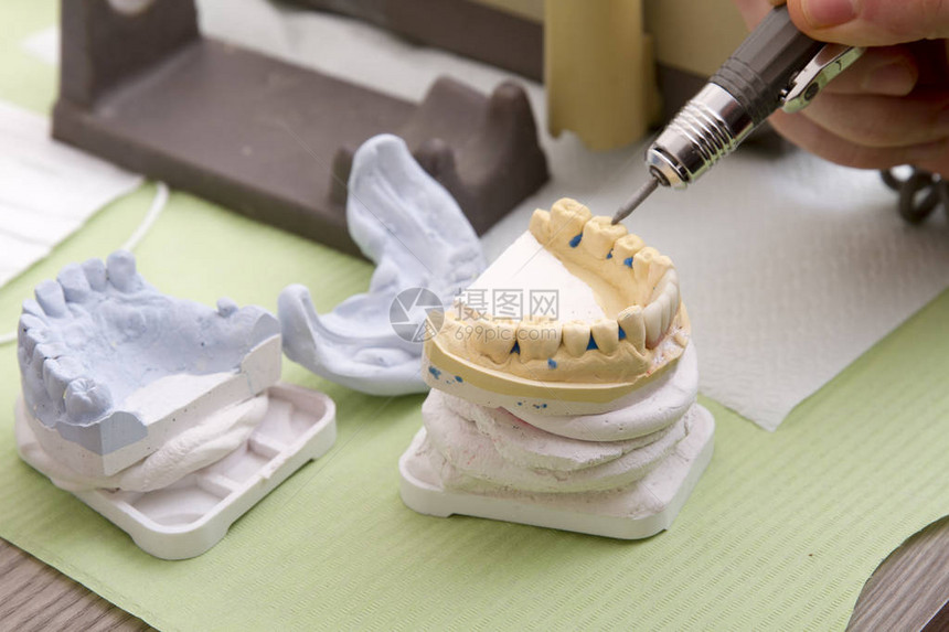 牙医在牙科诊所工作的部分观点图片