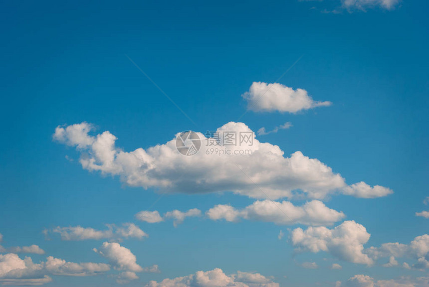 以别致的云彩为背景的无限蓝天图片