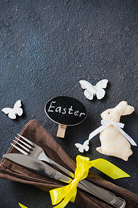 假日复活节晚宴的喜事桌设置在黑桌子上背景图片
