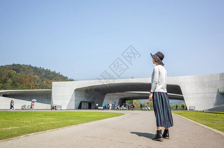 南投日月潭象山游客中心的旅行女人图片