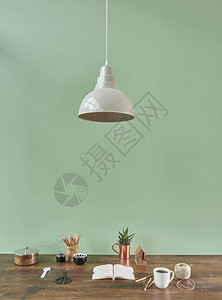 薄荷墙和客厅带桌子和植物花瓶的灰色沙发图片