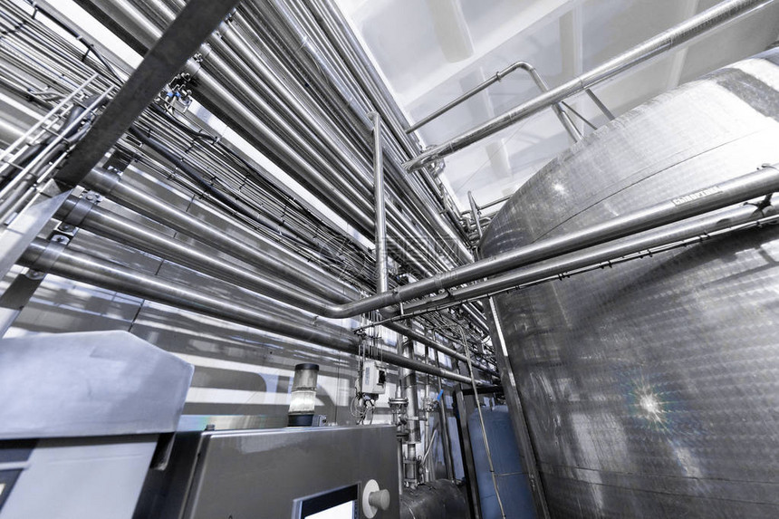工业背景用于工厂车间生产的设备工业具和机械乳品厂钢制水管镀铬管在现代葡萄酒工厂里图片