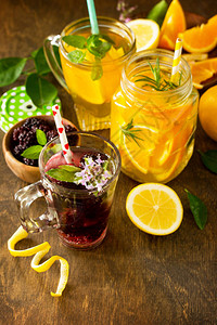 清新夏天的红莓柠檬水柠檬薄荷茶和橙色柠檬水图片