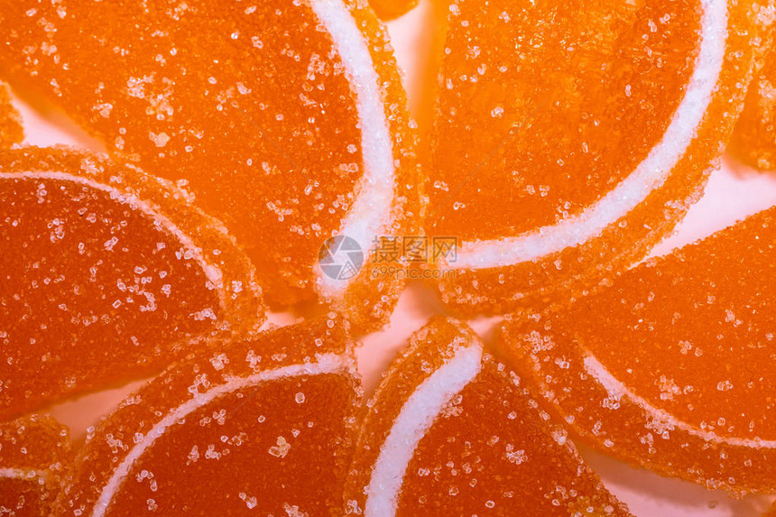 白色背景上的橘子果酱切片图片