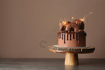 甜巧克力蛋糕在彩色背景下图片