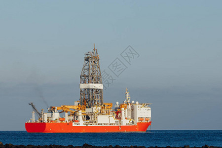 海上石油和天然气钻井船蓝色海洋背景图片
