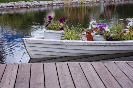 湖水上装饰的木划艇图片