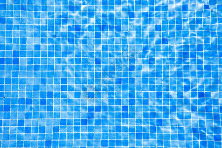 游泳池里的水和蓝色瓷砖图片