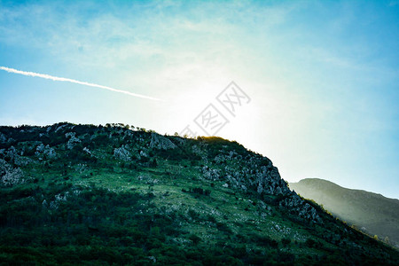在塞尔维亚的山上看日出图片