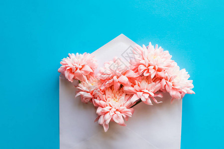 信封中的鲜美花团图片