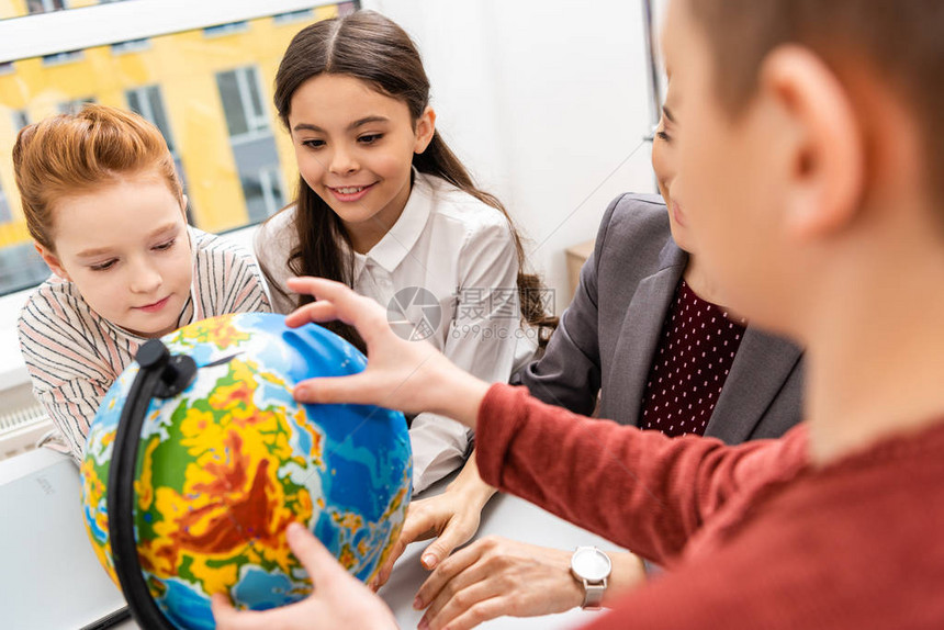 学生和教师在课堂上学习地理学时观看地球图片
