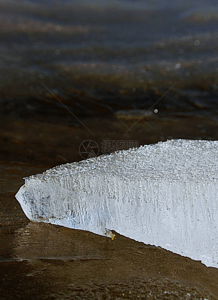 在结冰的湖面的浮冰与反射气泡冻结在薄冰中与太阳光芒耀斑的五图片