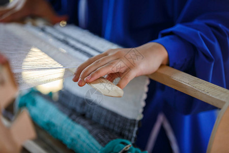 妇女用手在木织布上编织的木质织物俄罗斯图片