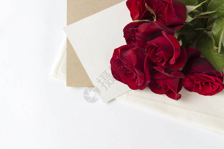 一束红玫瑰和一封信图片