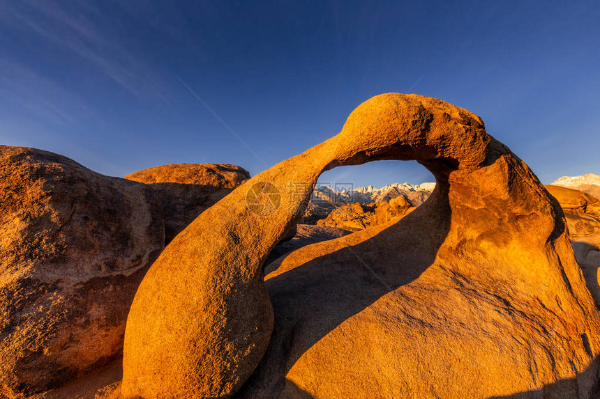 美国加利福尼亚州东里山内华达山脉LonePine的MobiusArch在孤独图片