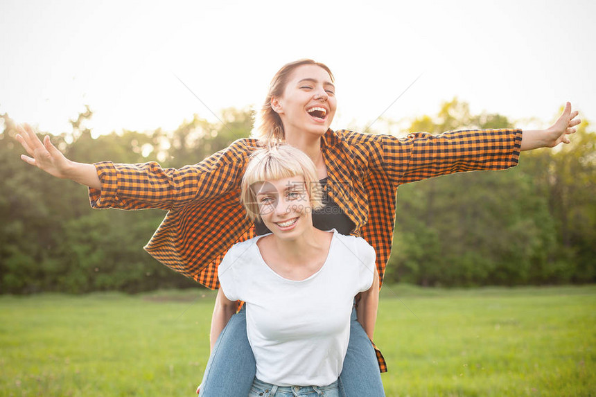 两个快乐的年轻女青年在户外玩得开心图片