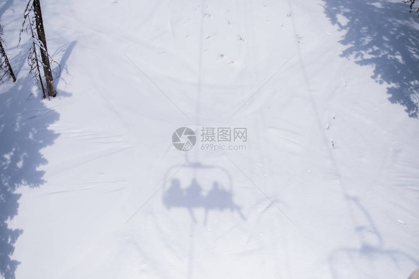 雪坡上滑雪缆车的影子图片