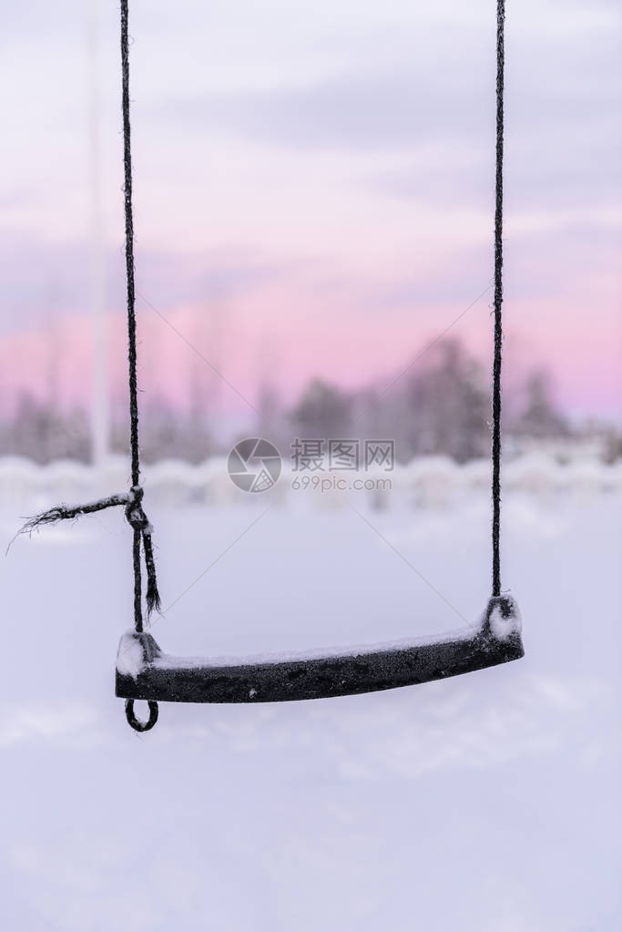 芬兰假日村Kuukiuru冬季秋千的雪和日落时间图片